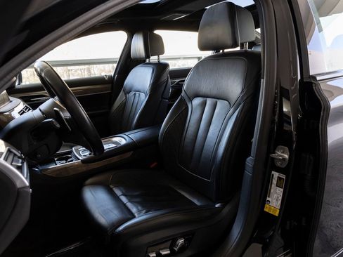 Used 2020 BMW 740i w/ M Sport Package RWD image 19