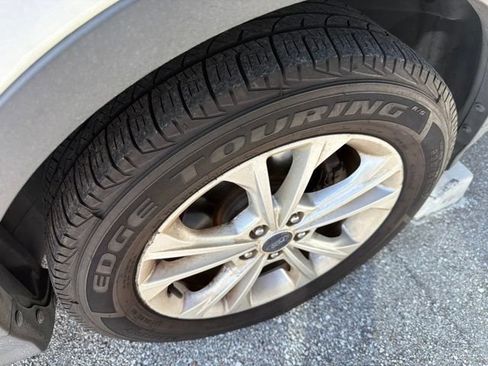 Used 2017 Ford Escape SE w/ SE Cold Weather Package FWD image 3