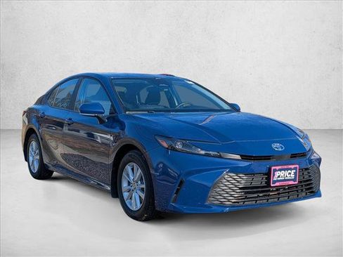 Used 2025 Toyota Camry LE image 3