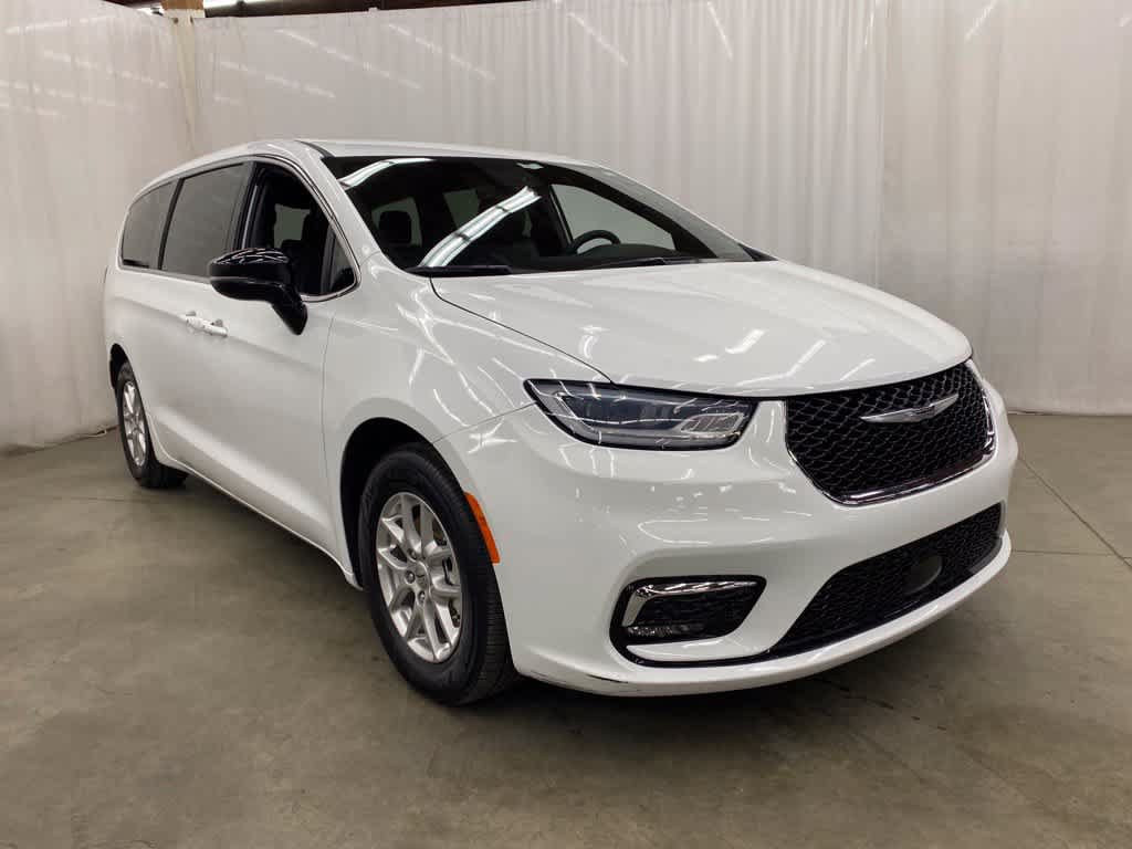 Used 2025 Chrysler Pacifica Select FWD image 8