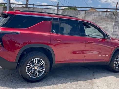 New 2025 Chevrolet Traverse LT w/ LPO, Floor Liner Package FWD image 22