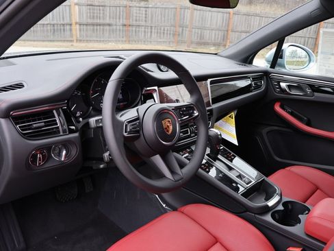 Certified 2026 Porsche Macan AWD/4WD image 4