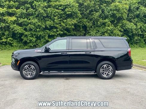 Used 2025 Chevrolet Suburban Z71 AWD/4WD image 4