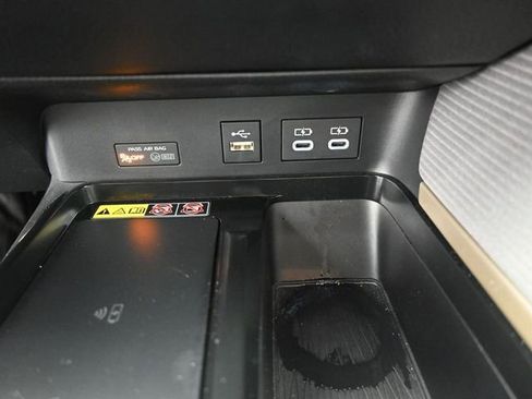 Used 2025 Toyota Camry SE w/ Convenience Package image 4