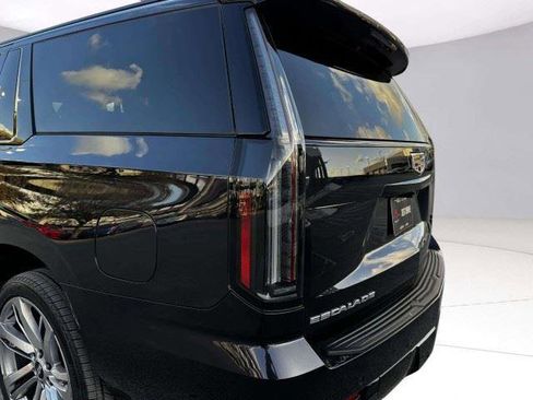 Used 2025 Cadillac Escalade ESV Sport w/ Touring Package AWD/4WD image 13