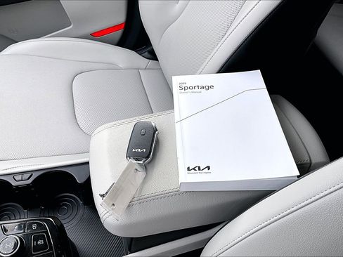 Used 2025 Kia Sportage EX image 11