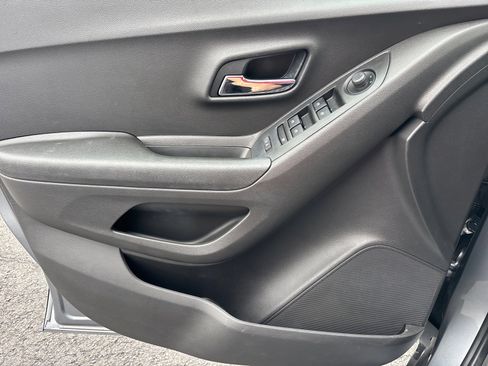 Used 2020 Chevrolet Trax LT w/ LT Convenience Package image 39