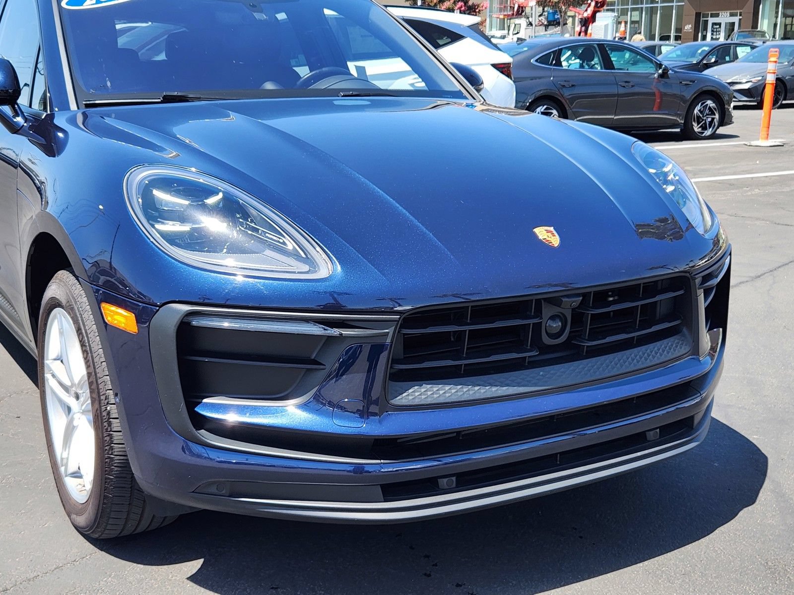 Used 2022 Porsche Macan AWD/4WD image 10