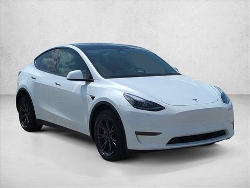 Used 2024 Tesla Model Y Long Range AWD/4WD image 3