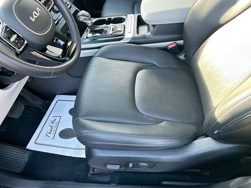 Certified 2024 Kia Carnival LX image 16