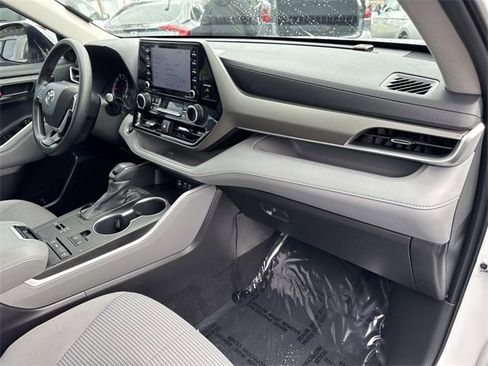 Used 2022 Toyota Highlander L image 36