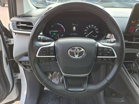 Used 2023 Toyota Sienna XLE FWD image 19