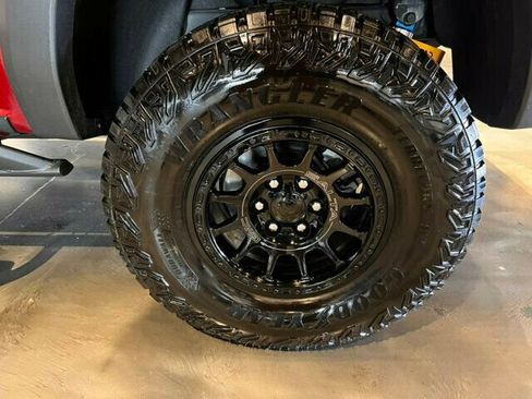 Used 2024 GMC Canyon AT4X w/ AT4X AEV Edition image 10