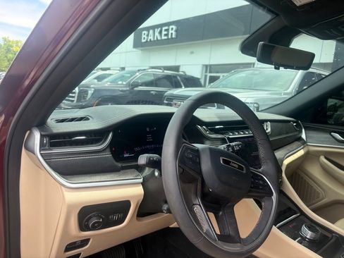Used 2025 Jeep Grand Cherokee Limited w/ Luxury Tech Group II AWD/4WD image 11