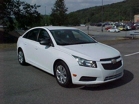 Used 2013 Chevrolet Cruze LS image 29