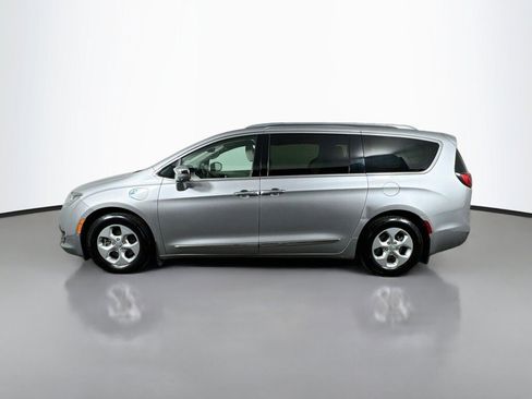 Used 2017 Chrysler Pacifica Platinum FWD image 2