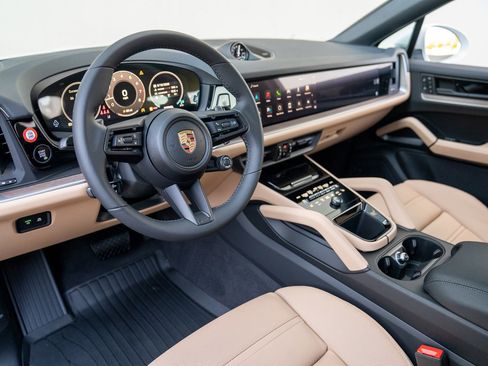 Certified 2025 Porsche Cayenne Coupe AWD/4WD image 4