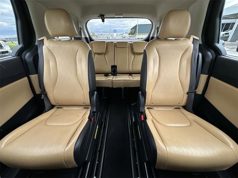 Used 2024 Kia Carnival EX image 22