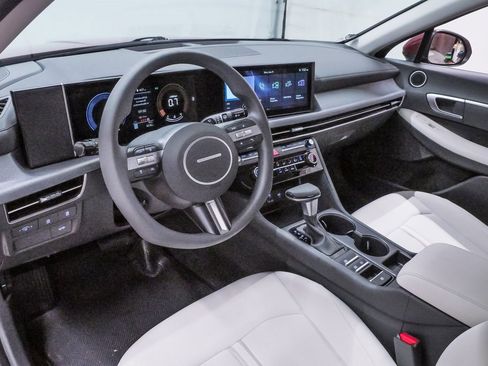 Used 2025 Hyundai Sonata SE image 2