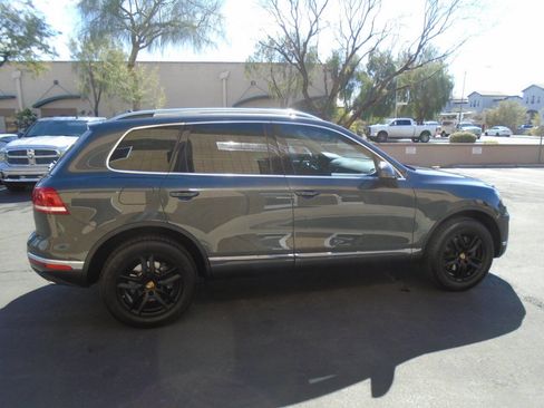Used 2016 Volkswagen Touareg TDI image 15