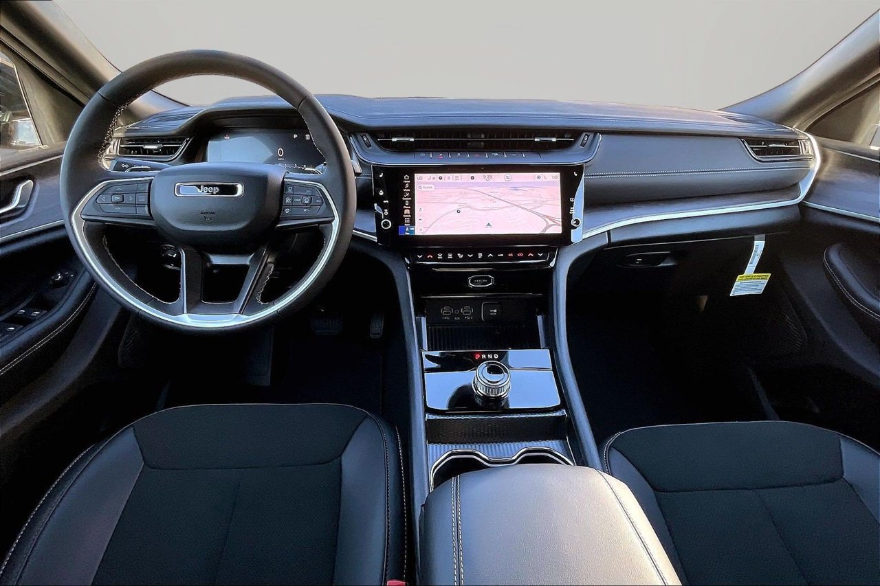 New 2027 Jeep Grand Cherokee Altitude RWD image 9