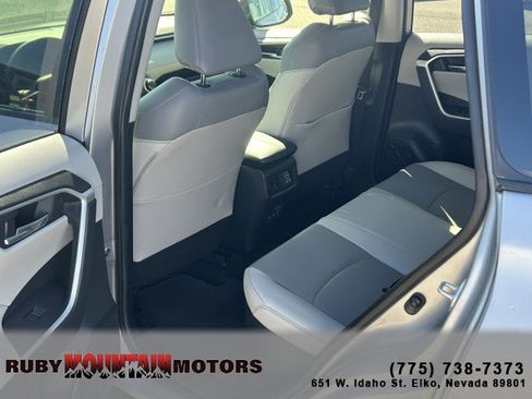 Used 2021 Toyota RAV4 XLE Premium image 19