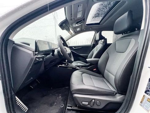 New 2025 Kia Niro EX Touring image 17