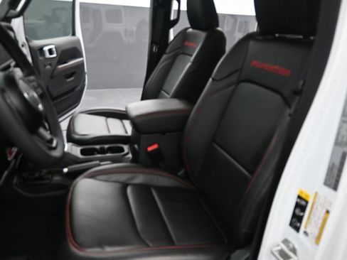 Used 2025 Jeep Wrangler Unlimited Rubicon w/ Convenience Group AWD/4WD image 13