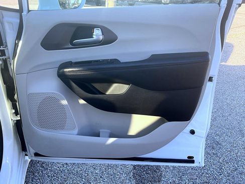 Used 2019 Chrysler Pacifica Touring-L Plus FWD image 19