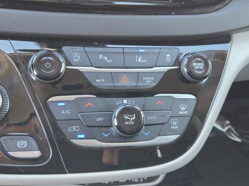 Used 2023 Chrysler Pacifica Touring-L FWD image 13