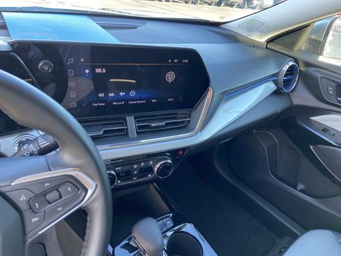 Used 2025 Chevrolet Trax LT w/ LT Convenience Package FWD image 24