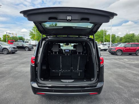 Used 2025 Chrysler Pacifica Limited FWD image 9