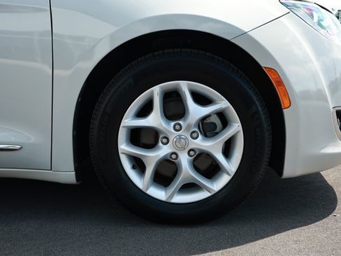 Used 2017 Chrysler Pacifica Touring-L w/ Tire & Wheel Group FWD image 5