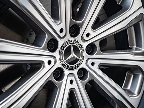 Used 2025 Mercedes-Benz GLC 300 4MATIC image 8