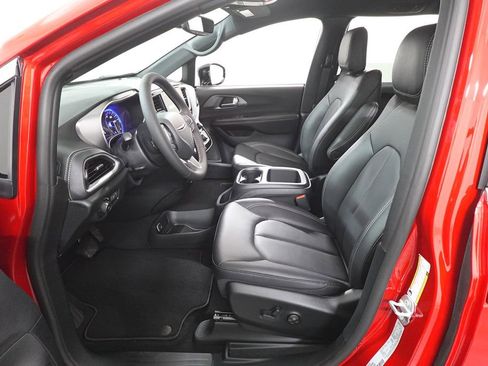 New 2026 Chrysler Pacifica Select image 10