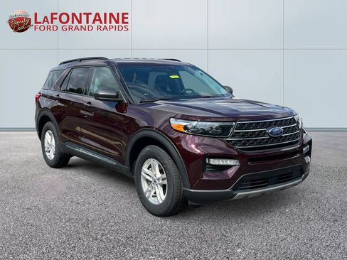 Certified 2022 Ford Explorer XLT w/ Equipment Group 202A AWD/4WD image 3