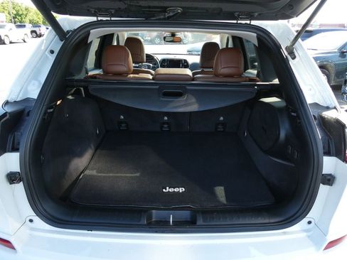 Used 2019 Jeep Cherokee Overland AWD/4WD image 17