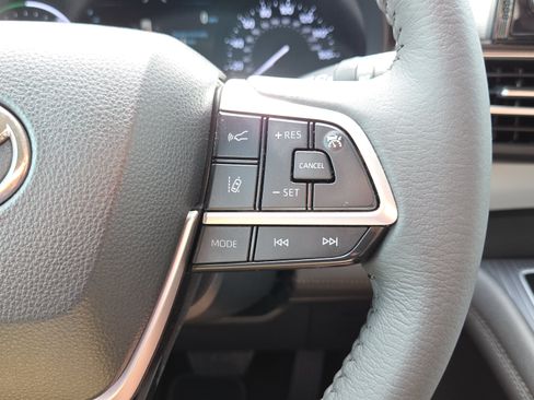 Used 2025 Toyota Sienna XLE FWD image 30