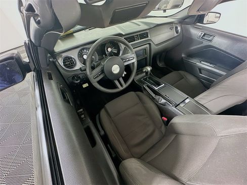 Used 2012 Ford Mustang Convertible image 9
