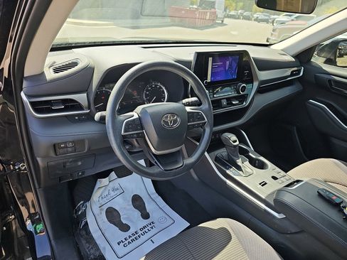 Used 2023 Toyota Highlander L FWD image 18