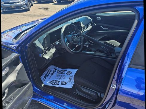 Used 2023 Hyundai Elantra SEL w/ Preferred Accessory Package FWD image 6