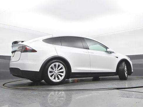 Used 2018 Tesla Model X 75D image 12