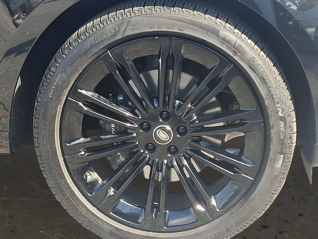 Used 2025 Land Rover Range Rover SE AWD/4WD image 9