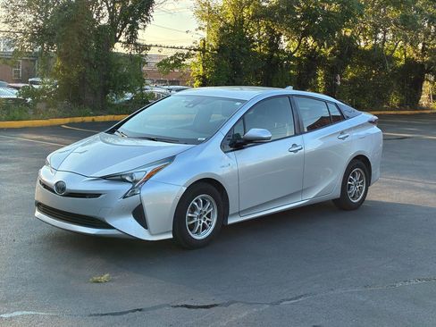 Used 2018 Toyota Prius Two w/ Prius Two Safety Plus Package FWD image 2