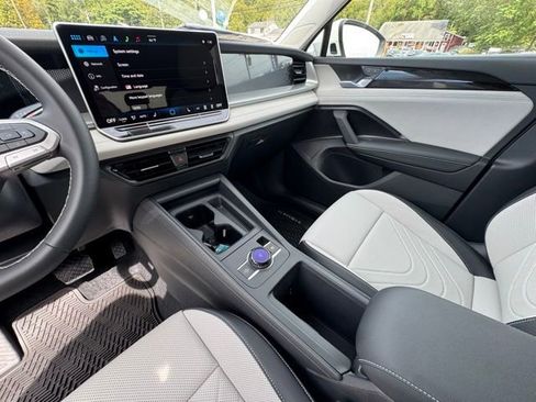 New 2025 Volkswagen Tiguan SE image 30