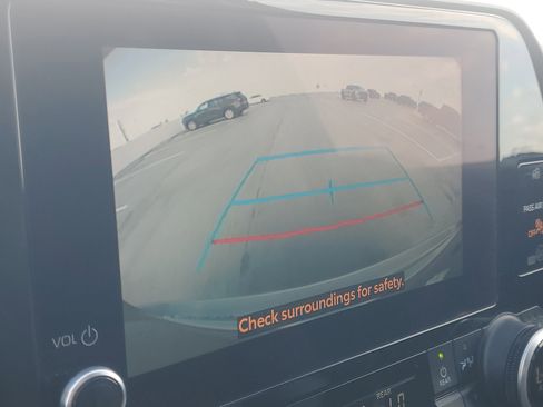 Used 2023 Toyota Highlander XLE FWD image 30