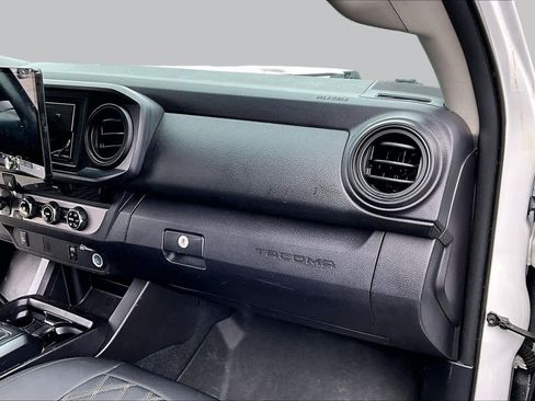 Used 2016 Toyota Tacoma SR w/ SR Convenience Package RWD image 18