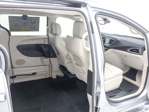 Used 2021 Chrysler Voyager Lxi FWD image 16