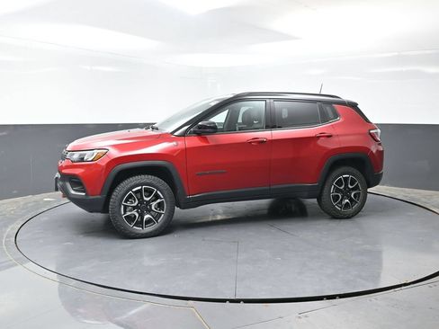 Used 2025 Jeep Compass Trailhawk AWD/4WD image 10