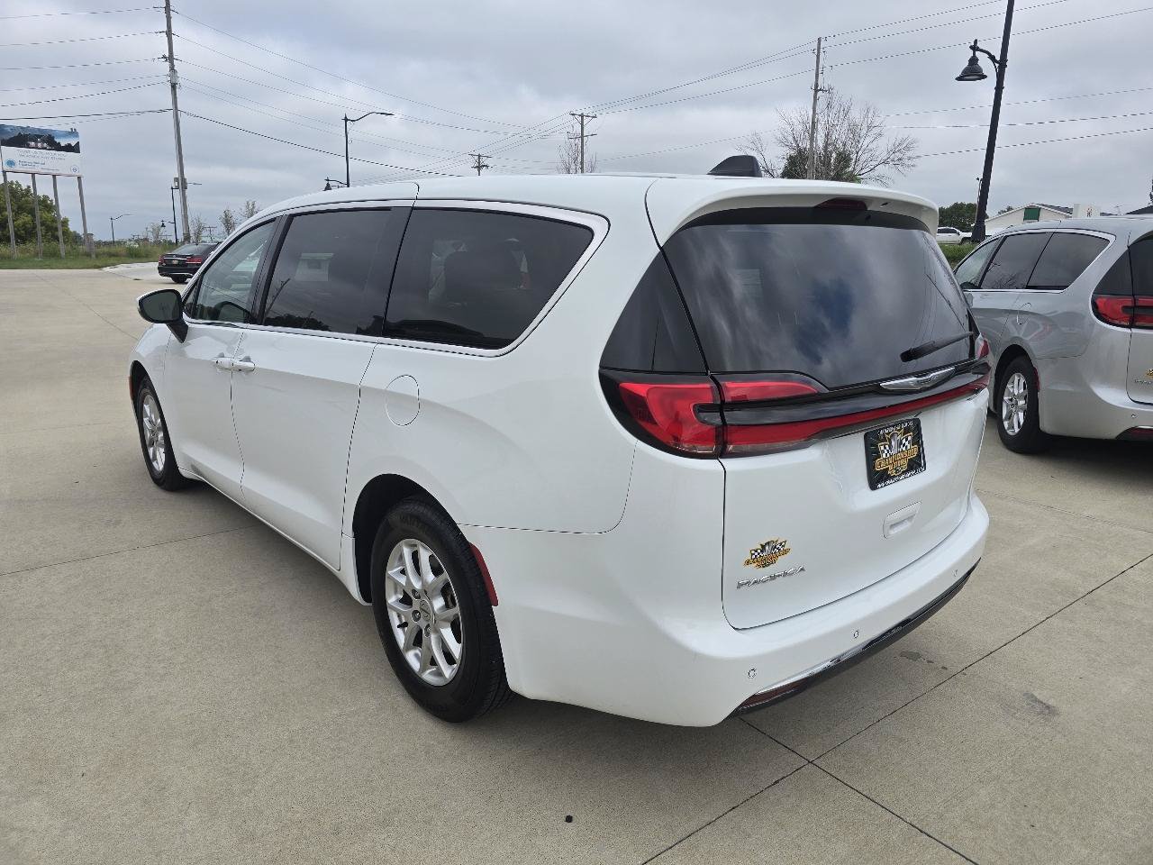 Used 2023 Chrysler Pacifica Touring-L FWD image 3